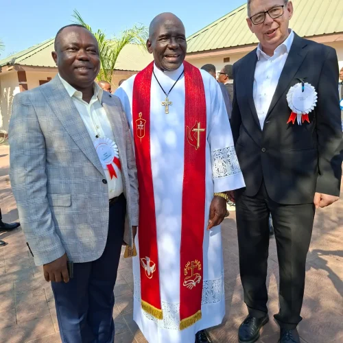 Blanchard Ayinza Boke (li.) mit Bischof Kalema Ntambwe Antoine und Jean-Paul Dietrich