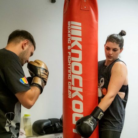 Auch eine Frau trainiert mit